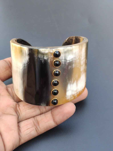 กำไลข้อมือทำมือจากเขาควายสไตล์โมเดิร์น ขัดเงา เป็นมิตรกับสิ่งแวดล้อม เหมาะสำหรับเป็นของขวัญคริสต์มาสจาก Perfect Enterprises - Product Image 6