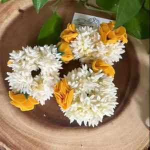 Gajra blanc parfumé à la mogra avec fleurs blanches et bande de jasmin jaune, accessoires pour cheveux pour femmes - Product Image 2