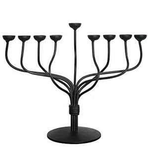 Candélabre moderne en fer noir à 7 bras, porte-bougie pour activités religieuses, support de menorah en métal durable - Product Image 1