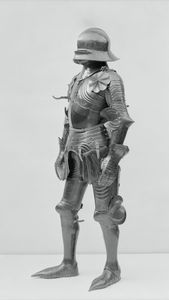 Costume de guerrier en métal sur mesure avec casque classique pour les intérieurs de luxe et historiques - Product Image 3