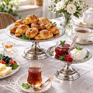 ขาตั้งเค้กโลหะตกแต่งสวยงามสำหรับร้านเบเกอรี่ ขนมอบ คัพเค้ก และของหวาน พร้อมฐานที่แข็งแรงและจัดวางอย่างมีสไตล์ - Product Image 1