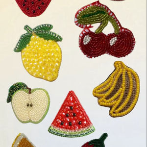 Broche Fleur d'Hibiscus Rouge et Blanche, Broderie de Perles de Verre, Épingle de Revers Florale Tropicale pour Femme, Accessoire de Décoration pour Vêtements et Sacs - Product Image 1