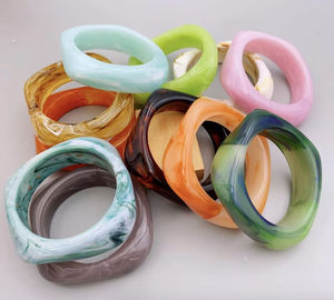 Bracelet en résine époxy transparente avec incrustations naturelles, artisanal, durable et éco-responsable – Nouvel An Chinois - Product Image 3