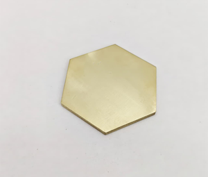 Disque hexagonal vierge en laiton massif pour gravure laser, estampage de logo personnalisé, jeton métallique personnalisé et projets DIY - Product Image 1