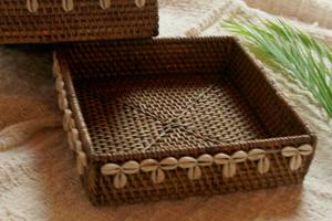 Ensemble de deux plateaux carrés en rotin avec détails perlés, idéal pour la présentation de cadeaux, les plateaux de bienvenue ou les occasions festives. - Product Image 4