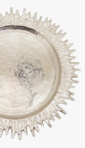 Assiettes de présentation modernes texturées à motif soleil, bord festonné et gaufré, finition argent métallisé, faites à la main, pour une mise en scène de table de Noël unique - Product Image 2