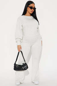 Conjunto de Sudadera con Capucha y Pantalones Acampanados con Pedrería, Estilo Urbano Desgastado Personalizado - Product Image 3