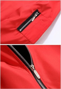เสื้อแจ็คเก็ตบอมเบอร์สีแดงสำหรับผู้ชาย สีพื้น ปิดด้วยซิป กันลม สวมใส่สบายๆ ในฤดูใบไม้ร่วง ผลิตจากวัสดุโพลีเอสเตอร์ ปกคอพับ ทรงปกติ - Product Image 2