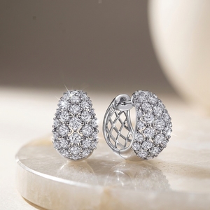 ต่างหูห่วงแบบ Huggie ทรงโดมกว้าง ประดับเพชรแล็บโกรว์ทรง Pave Cut ชุบทอง พร้อมหินแบบ Cluster และฐานแบบ Lattice เหมาะสำหรับงานแต่งงานและเป็นของขวัญ - Product Image 1