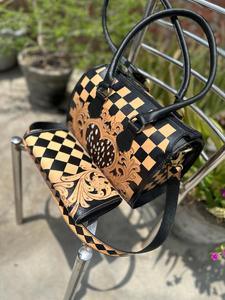 Bolso Bandolera de Viaje de Cuero de Lujo Western Speedy, Diseño a Cuadros, Grabado de Corazón, Cierre de Cremallera Negro y Marrón, Poliéster - Product Image 2