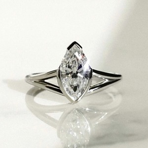 Anillo de Compromiso con Diamante Cultivado en Laboratorio Marquise, VVS+, Color D-F, Media Montura, Aro Dividido, Oro Amarillo de 14K, Certificado IGI, para Mujer - Product Image 1