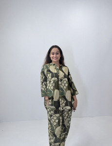 Ensemble coordonné deux pièces pour femme, imprimé vert olive, avec tunique longue et pantalon assorti, pour les vacances - Product Image 1