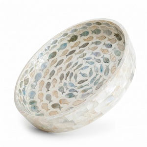 Plateau rond fait main en nacre avec motif de poisson, plateau de service en coquillages écologiques de luxe, plateau décoratif en nacre - Product Image 1