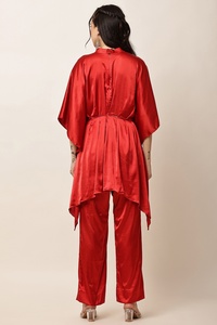 Ensemble élégant en satin rouge style kaftan empire avec broderie asymétrique, col montant, manches courtes et perles. - Product Image 5