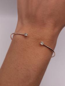 กำไลข้อมือเพชรเพาะเลี้ยงในห้องปฏิบัติการ 0.40 กะรัต แบบเปิด ปรับขนาดได้ ทองคำสีเหลือง 14K 18K รับรองโดย IGI ความใส VS เครื่องประดับชั้นดี - Product Image 2