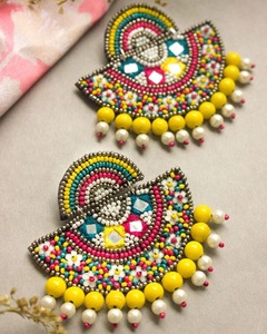 Boucles d'oreilles pendantes vertes faites à la main avec perles et pendentif miroir, idéales pour les fêtes, festivals ou comme cadeau - Product Image 6