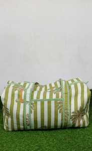 Ce sac de voyage élégant présente un design tropical rafraîchissant avec des rayures vertes et blanches verticales, d'une allure moderne. - Product Image 4