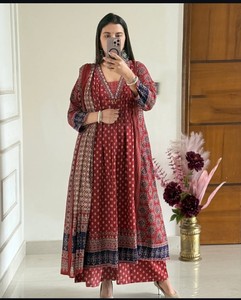 Traje Anarkali de Algodón para Mujer, Estampado Ajrakh Rojo, Largo hasta el Suelo, Corte Holgado, Estilo Casual Tradicional Indio-Pakistaní - Product Image 1