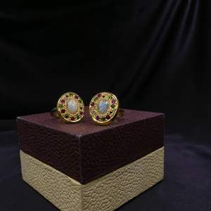 Anillo de Compromiso Clásico y Tradicional con Ópalo y Topacio Multicolor, Chapado en Oro sobre Plata de Ley, Anillos Finos y Elegantes - Product Image 2