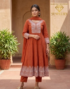 Ensemble de costume Kurta traditionnel pour femmes, en coton noir brodé, manches trois quarts, style bohème, col rond, été - Product Image 1