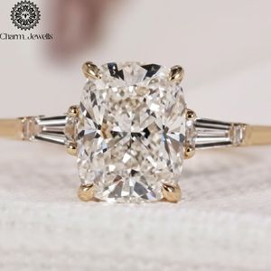 Bague Classique Femme Charm Jewells en Moissanite Taille Coussin Trois Pierres Plaqué Or 18K Sertissage à Griffes Certifiée IGI - Product Image 1