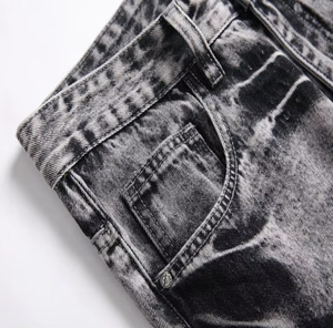 Jean slim homme personnalisé avec logo, style streetwear, déchiré et patché, en denim noir tendance - Product Image 2