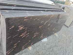 Dalles de granit poli directement de l'usine pour comptoirs de cuisine, carreaux muraux, revêtements de sol et projets de construction, disponibles à la vente - Product Image 4