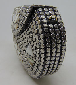 Sac à main de style rétro vintage, pochette à bandoulière en métal doré avec feuille décorative, doublure en PU, sac de soirée pour mariages et fêtes, fermoir à rabat en laiton - Product Image 2