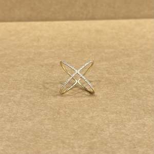 Bague élégante en or jaune 18 carats avec diamant rond naturel 0,22 carat et pierres latérales, bijoux fins classiques pour femme, mariage, fiançailles, fête - Product Image 2