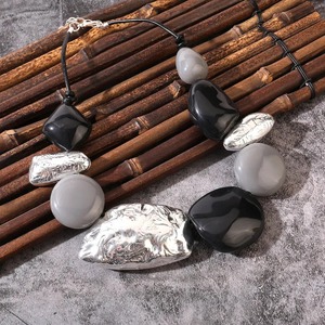 Nouveau design, collier en résine fait main sur mesure, motif tourbillon, bijoux de mode pour femmes et filles, à porter pour les fêtes et les mariages - Product Image 2