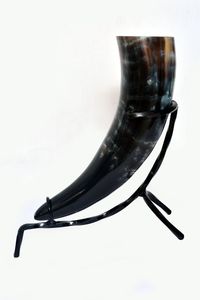 Corne à boire médiévale Viking avec support en cuir véritable, tasse à bière artisanale, accessoire de bar pour fête nordique, décoration rustique - Product Image 1
