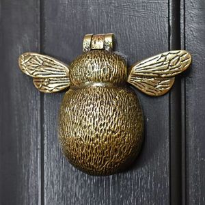 Timbre de puerta Honeybee en bronce texturizado en tono dorado con alas con vetas detalladas y cuerpo redondeado para puertas de entrada distintivas - Product Image 1