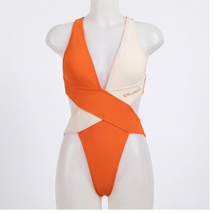 Ensemble de yoga 2 pièces imprimé papillon bleu avec finition dorée, body à col en V profond et jupe portefeuille longueur genou - Product Image 1