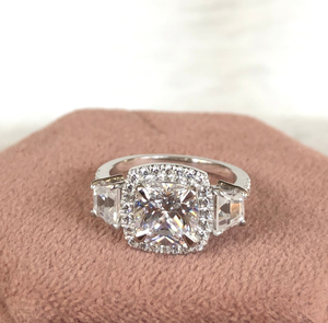 Bague de fiançailles en or blanc 10K massif avec moissanite taille coussin, halo solitaire et pierres latérales taille trapèze - Product Image 3