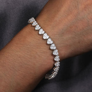 Bracelet de luxe en diamant taille cœur, serti pavé, maillons de chaîne, unisexe, pour usage quotidien - Product Image 1