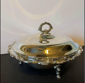 Sopera estilo Empire adornada con asas de querubín y relieves mitológicos. El artículo está disponible a precios de mayorista. - Product Image 3