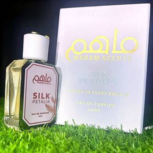 Perfume para Mujer de 50 ml, Botella de Vidrio Transparente Facetada, Tapa Blanca, Fragancia Floral Aromática de Larga Duración, Spray Silk Petalia Eau de Parfum - Product Image 4