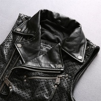 Gilet de motard en cuir de vachette perforé avec fermeture éclair croisée et plusieurs poches pour hommes OEM ODM