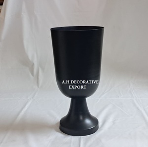 Vase décoratif élégant noir en forme de gobelet, grande urne à finition mate pour arrangements floraux, vase sur piédestal sophistiqué pour table - Product Image 3