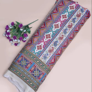 Tissu en crêpe naturel blanc à imprimé géométrique ethnique avec bordure ornementale Paisley pour la confection de robes Kurti - Product Image 1