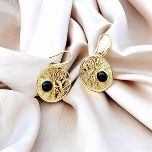 Pendientes Colgantes Minimalistas de Lujo con Cabujón de Ónix Negro de 5mm, Latón Chapado en Oro de 18K, Patrón Delicado de Filigrana, Atrevido y Versátil para Uso Diario - Product Image 5