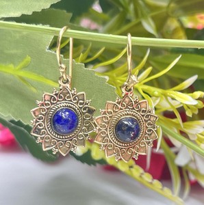Pendientes de lapislázuli natural chapados en oro, hechos a mano, con diseño floral de latón y piedras preciosas colgantes para mujer. - Product Image 4