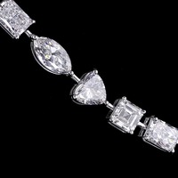 Collier pendentif de luxe en diamants multi-tailles cultivés en laboratoire avec chaîne à maillons en or blanc pour occasions de mariage féminines, design tendance