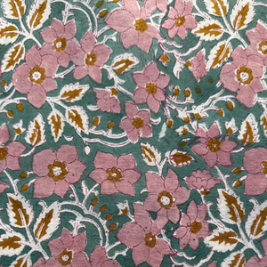 Tela de Algodón Estampada a Mano con Bloques Florales en Verde Salvia y Rosa Pálido por Yarda, Tela Estampada con Bloques Indios para Vestidos y Decoración del Hogar - Product Image 3