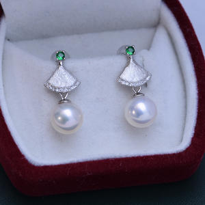 ต่างหูมุกน้ำจืดสีขาวขนาด 9-10 มม. สำหรับผู้หญิง เงินแท้ S925 ดีไซน์เรียบง่าย แสงเงาสวยงาม มีตำหนิเล็กน้อย - Product Image 4