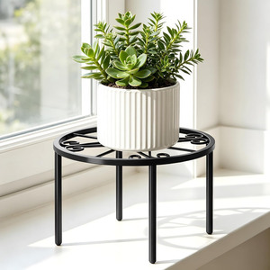 Support de plante rond en métal orné avec un design à motifs roulants, support de pot de fleurs décoratif autoportant pour la maison, le balcon, la terrasse - Product Image 2