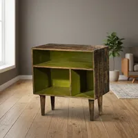 Étagère en bois rustique avec étagères ouvertes et pieds coniques pour le rangement et la présentation dans le salon