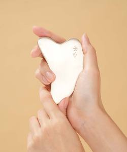 Outil facial Gua Sha en forme de cœur NOBBAN, bronze coréen Bangjja Yugi (alliage 78:22), lifting en V et massage du visage - Product Image 4
