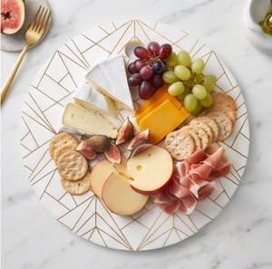 Planche à découper ronde minimaliste blanche imprimée avec motif géométrique doré et poignée avec trou de suspension - Product Image 5