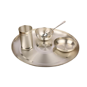 Service de table artisanal en laiton pur, 7 pièces, ensemble traditionnel indien Thali avec motif floral en relief, idéal pour les mariages et les cadeaux festifs - Product Image 6